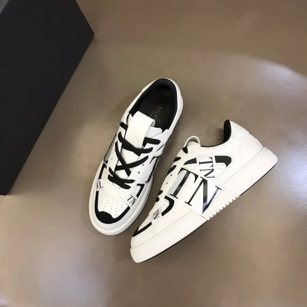 p440 "Valentin*" new spring and summer calfskin lace-up sneakers. No man should be able to refuse these shoes. The classic color scheme is so handsome! Purchase a high-precision replica of the original version to instantly sell off the market currency! 6 VLTN logo rubber effect straps - Valentino Garavani Logo printed on the back and tongue, all materials are customized to ensure quality! Size: 38-44